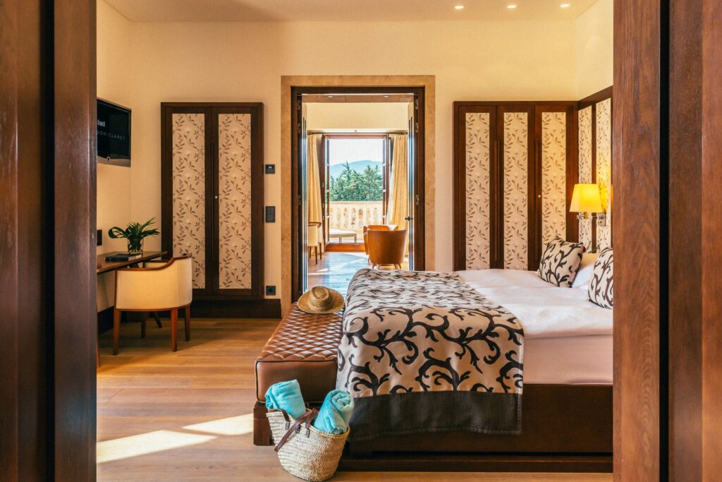 13-CastellSonClaret_Towersuite_bedroom